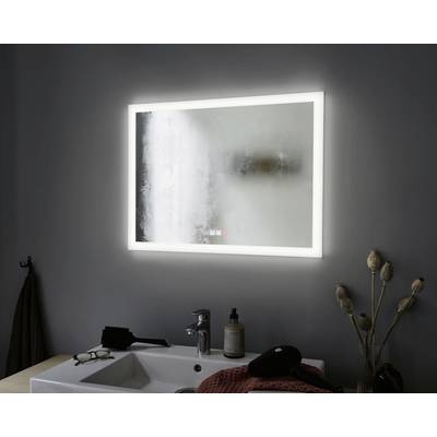 Ein beschlagener Badezimmerspiegel mit hellem LED-Rahmen über einem Waschbecken, darauf liegen eine Bürste, Brille und ein Handtuch.