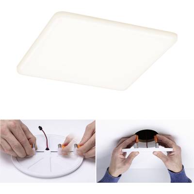 Quadratische Deckenleuchte mit matter Oberfläche. Zwei Hände montieren das Licht an einer weißen Basis, dann an die Decke.
