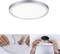 Runde LED-Deckenleuchte mit silbernem Rahmen. Unten: Hände installieren die Lampe von der Rückseite und montieren sie an die Decke.