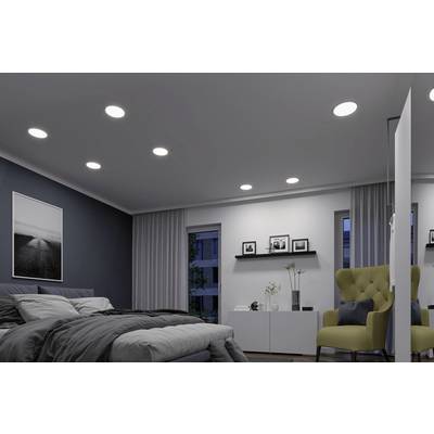 Schlafzimmer mit modernen Deckeneinbaulampen, grauem Bett, gelbem Sessel und schwarz-weißen Fotos an der Wand.