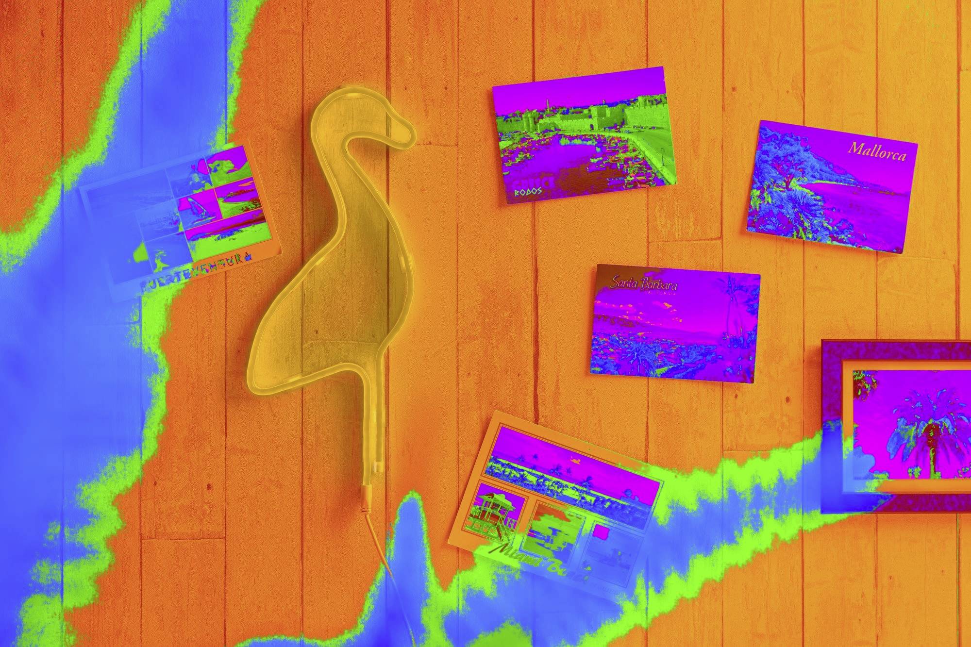 Eine gelbe Flamingofigur steht neben sechs Postkarten an einer orangefarbenen Holzwand, die Urlaubsorte und Landschaften zeigen.