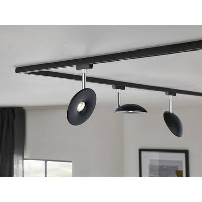 Deckenleuchte mit drei verstellbaren, schwarzen Strahlern an einer Metallstrebe in modernem Wohnraum.