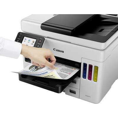 Ein Drucker mit Dokumentenausgabe. Eine Hand entnimmt ein bedrucktes Blatt mit buntem Diagramm. Gerät mit LCD-Display und Farbpatronen sichtbar.