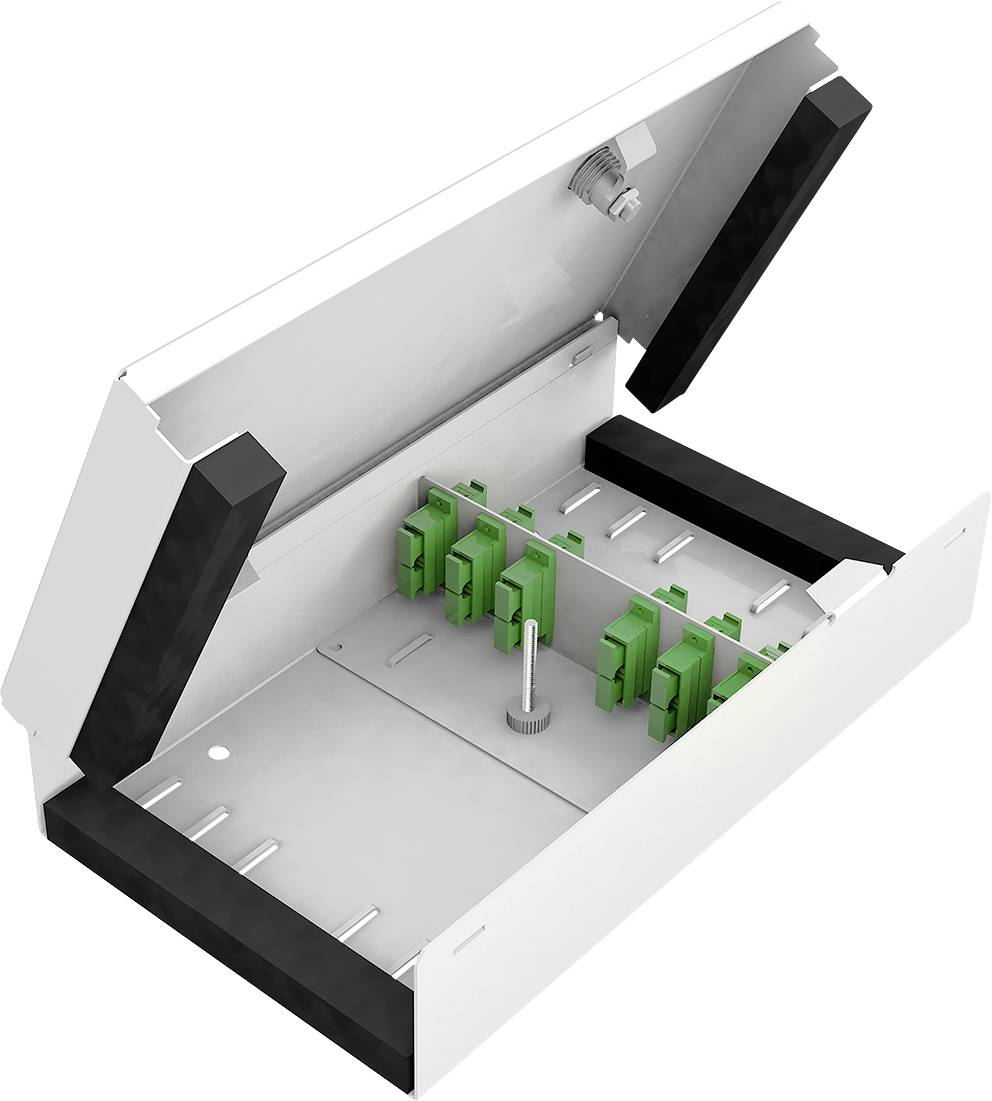 Ein geöffneter Verteilerkasten mit vier grünen Glasfaseranschlüssen und einer Kabeldurchführung auf einer Metallplatte innen.