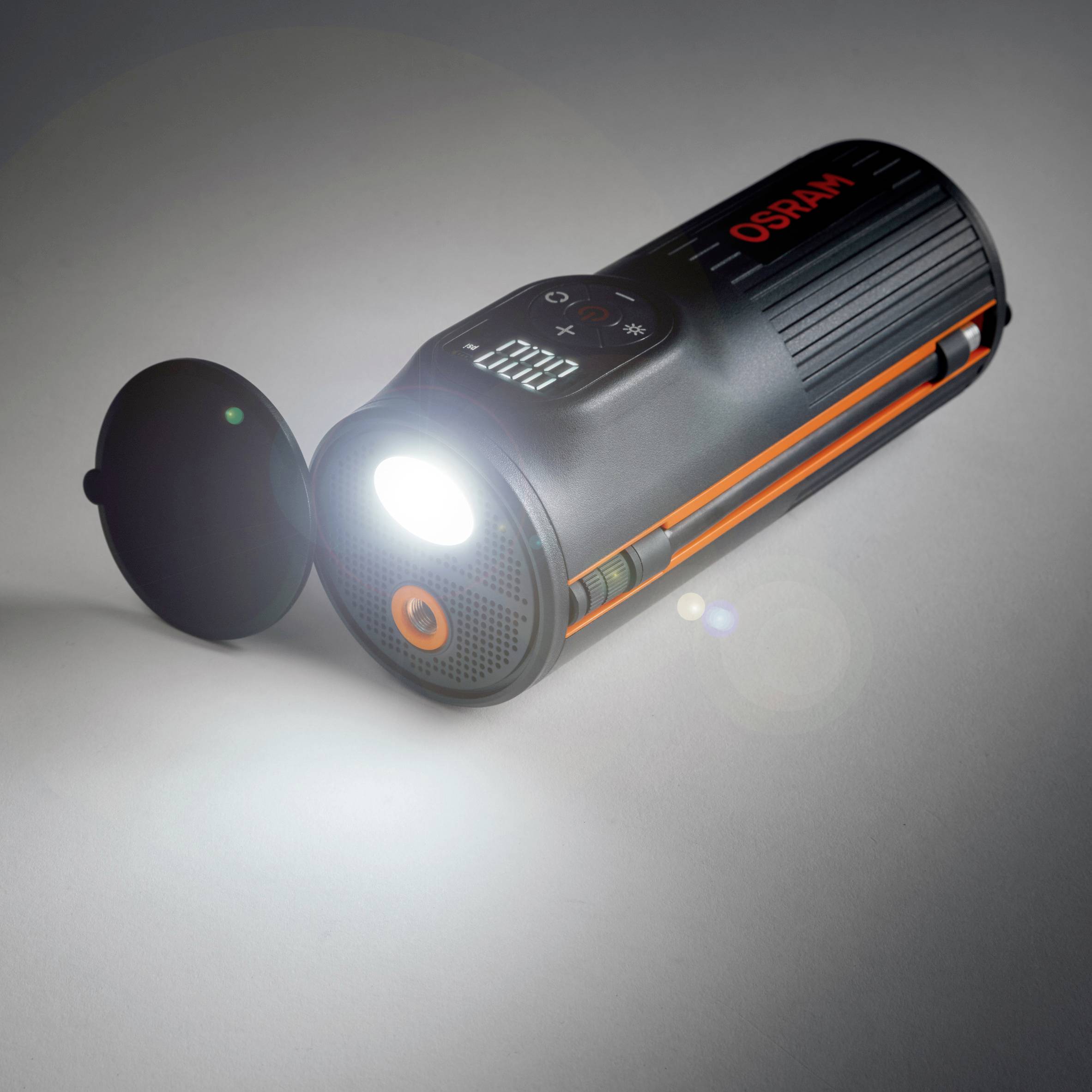 Tragbare schwarze Taschenlampe mit digitalem Display, leuchtendem Lichtstrahl und schwarzem Gehäuse, auf dem ein Markenname steht.