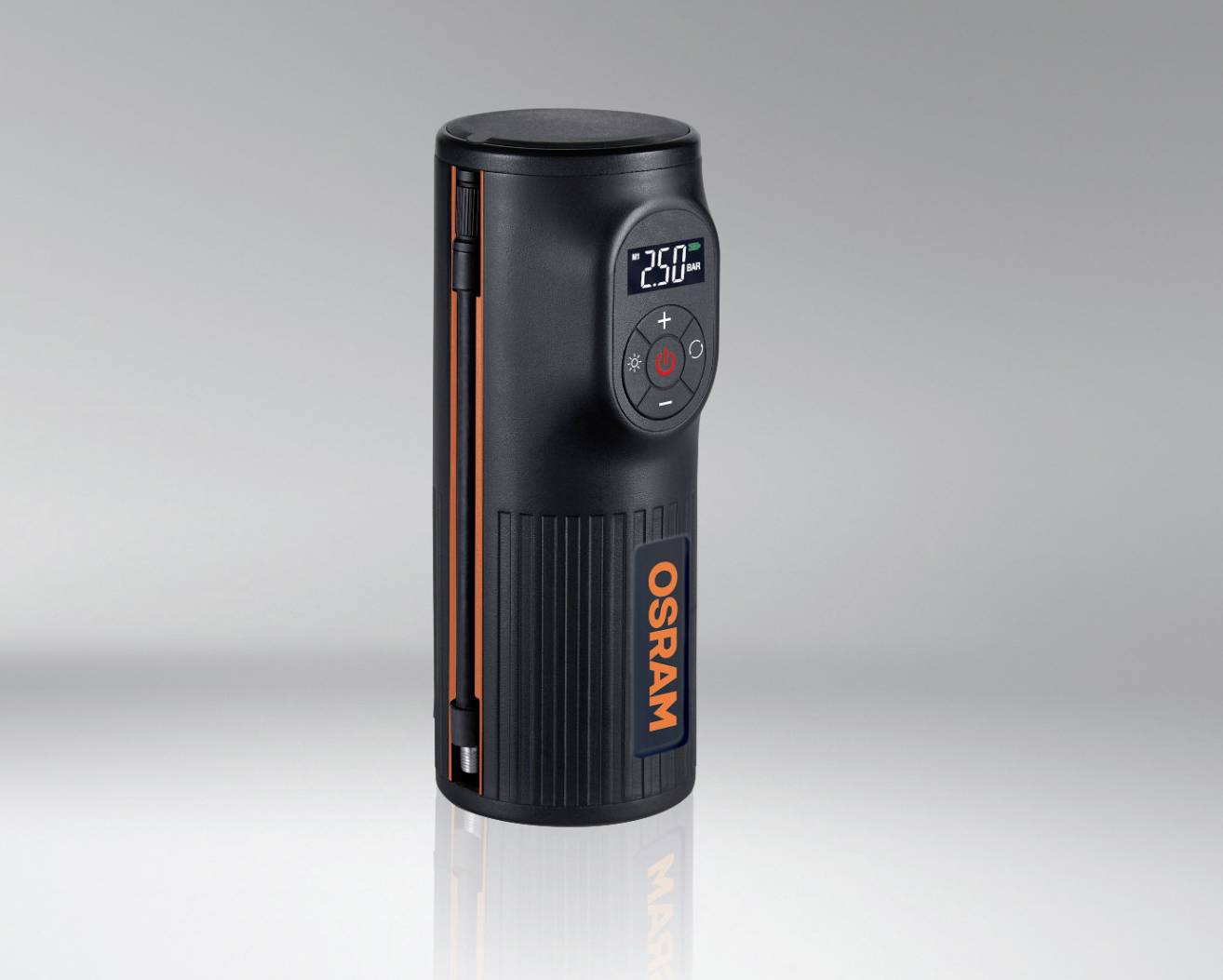 Ein schwarzer, zylinderförmiger Luftkompressor mit dem Markennamen 'OSRAM', einem digitalen Display und Bedienelementen vorne.