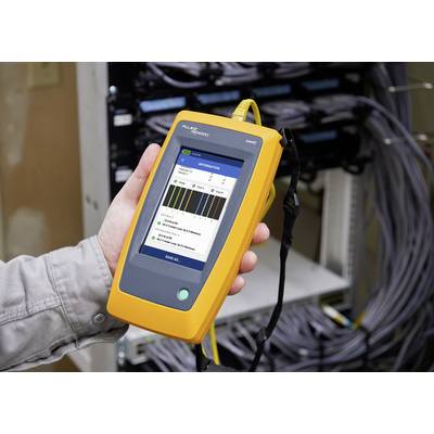Eine Person hält ein gelbes Netzwerk-Testgerät vor einem Server-Rack. Auf dem Display sind Testergebnisse zu sehen.