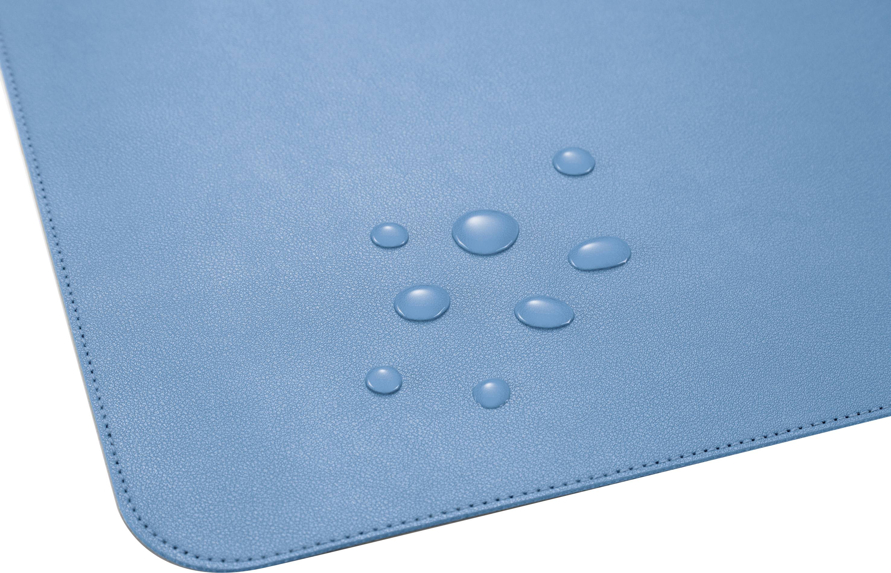 Wasserabweisende Oberfläche einer blauen Matte mit Wassertropfen.