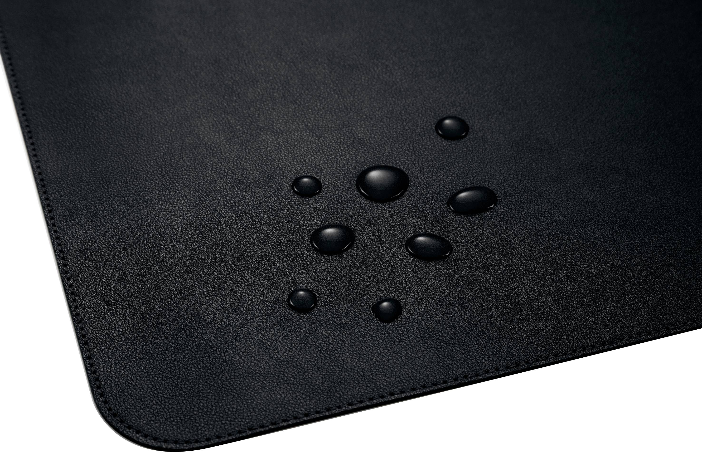 Schwarze Oberfläche mit Wasserabweisend-Effekt, auf der mehrere Wassertropfen sichtbar sind.