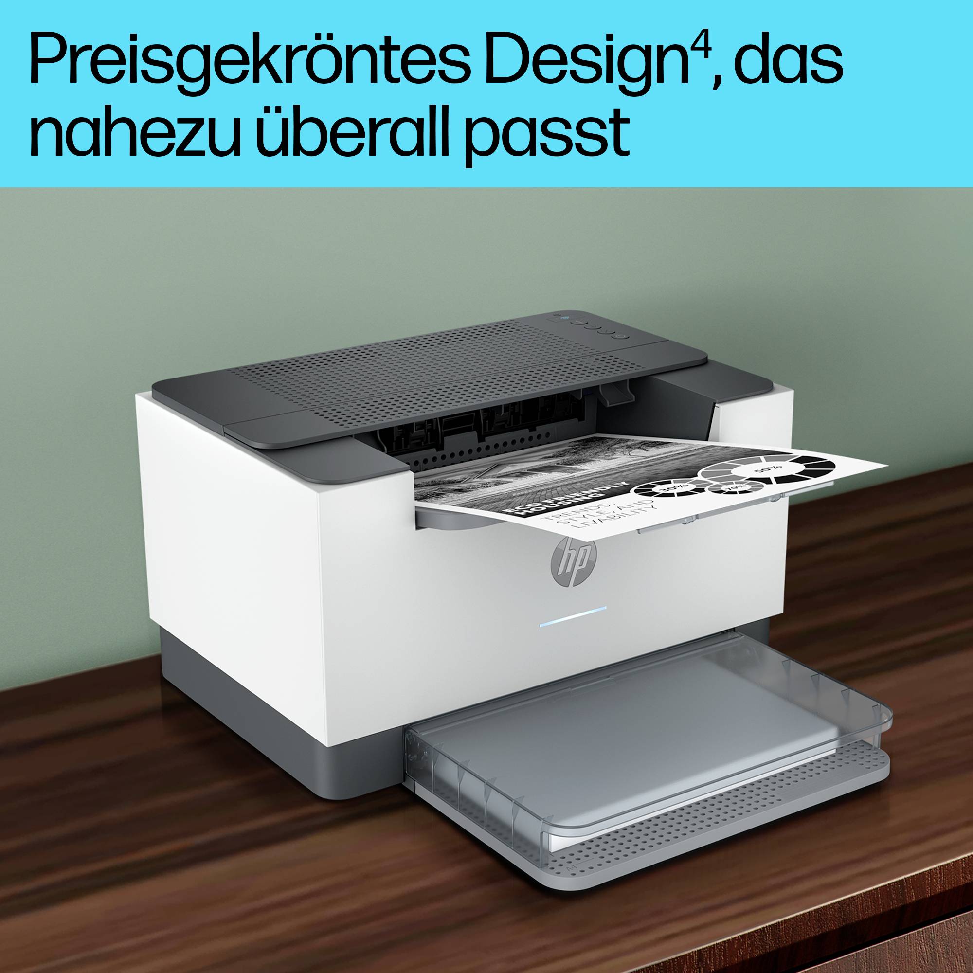 'Preisgekröntes Design, das nahezu überall passt.' Ein moderner Drucker steht auf einem Tisch, mit einem Dokument, das herausgedruckt wird.