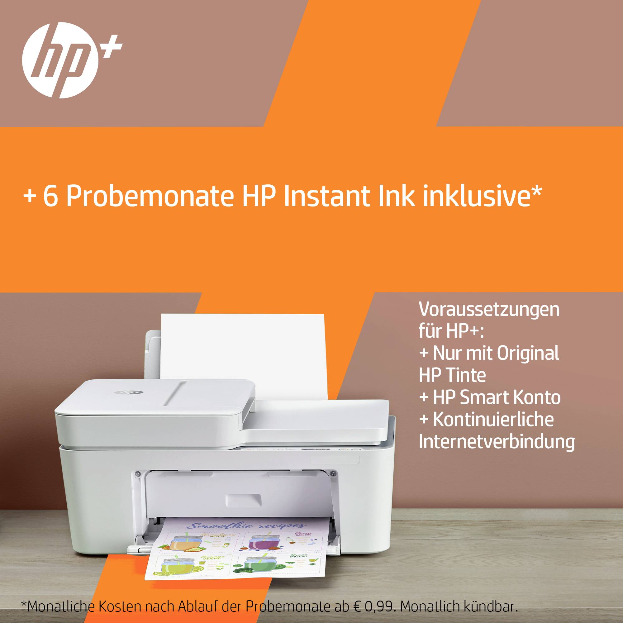 Ein Drucker auf einem Tisch mit orangefarbenem Hintergrund. Text: '+6 Probemonate HP Instant Ink inklusive'. Bedingungen in kleiner Schrift.