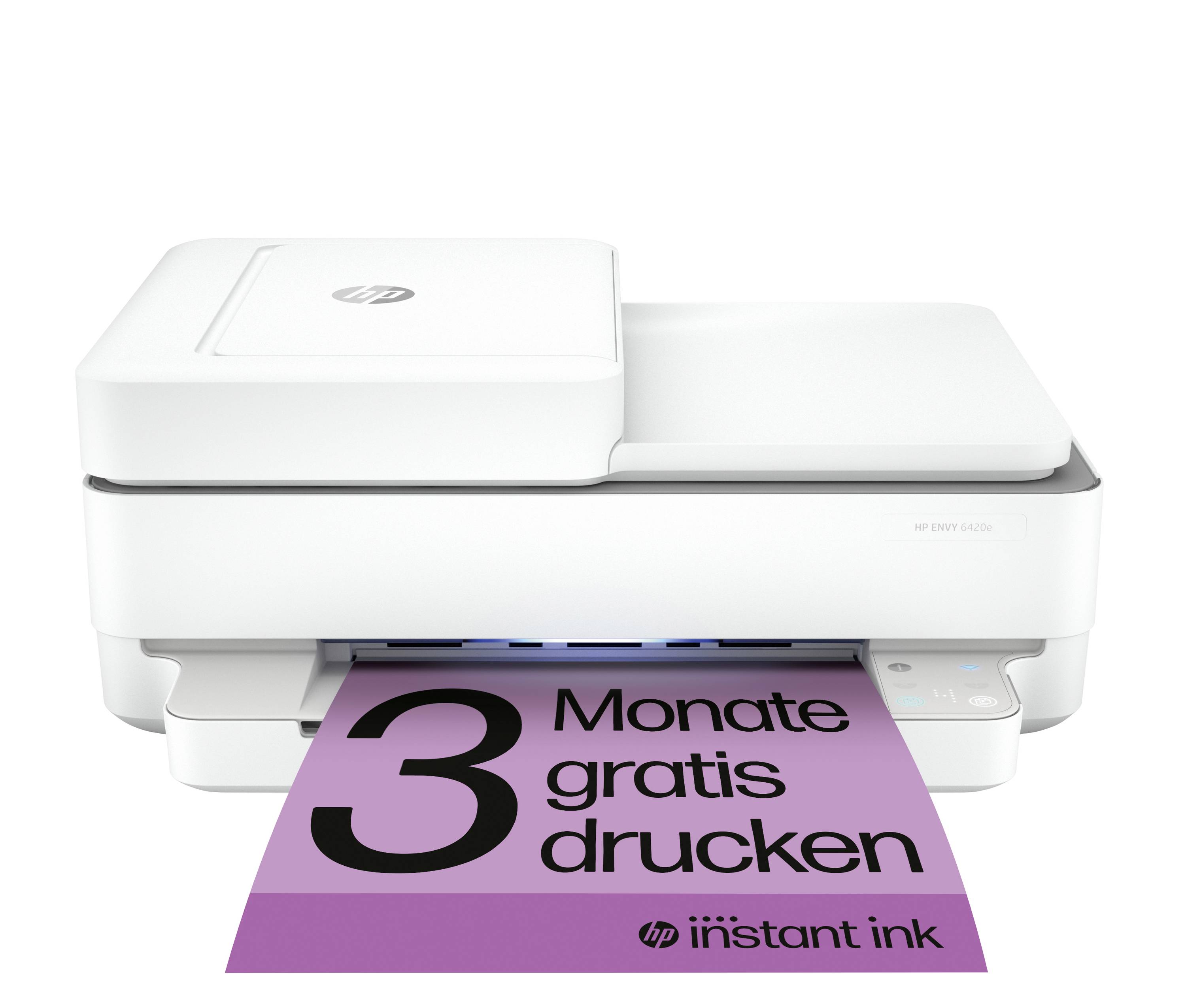 Ein weißer Drucker, der ein Papier mit der Aufschrift '3 Monate gratis drucken' und dem Instant Ink Logo ausgibt.