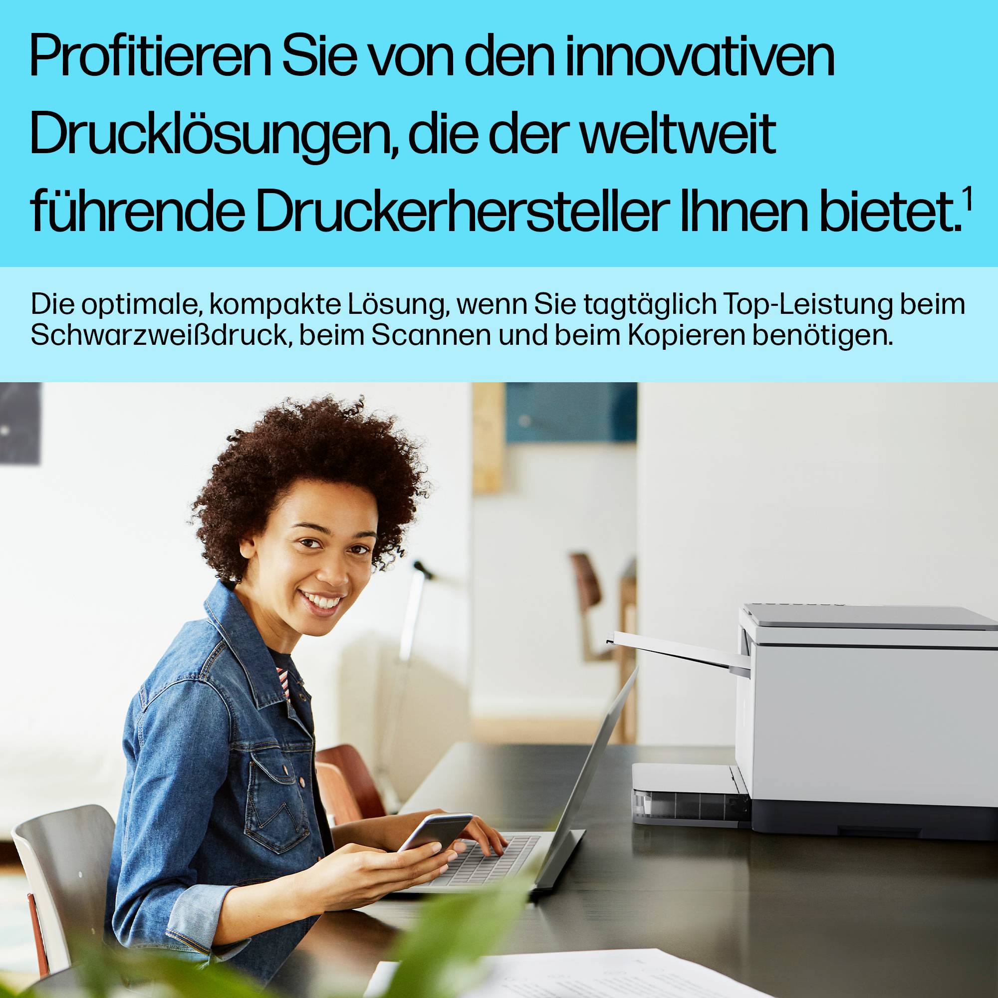 Eine lächelnde Person sitzt an einem Büroarbeitsplatz mit einem Drucker. Ein Text lobt die Drucklösungen eines führenden Druckerherstellers.