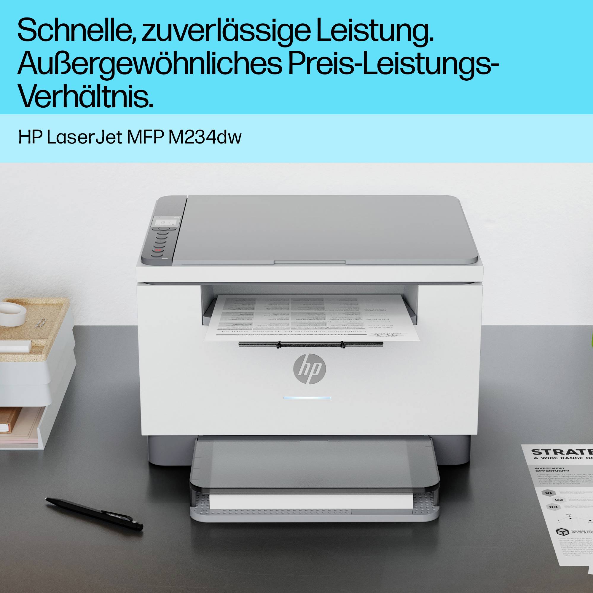 Ein Drucker steht auf einem Schreibtisch. Darüber Text: 'Schnelle, zuverlässige Leistung. Außergewöhnliches Preis-Leistungs-Verhältnis.'