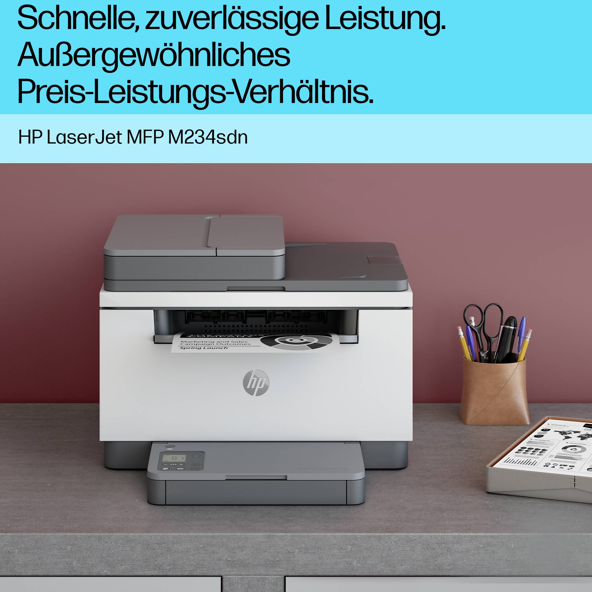 HP LaserJet Drucker auf einem Tisch, daneben ein Stiftehalter und ein aufgeschlagenes Heft. Text vermittelt Leistung und Preisvorteil.