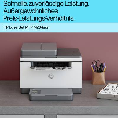 HP LaserJet Drucker auf einem Tisch, daneben ein Stiftehalter und ein aufgeschlagenes Heft. Text vermittelt Leistung und Preisvorteil.