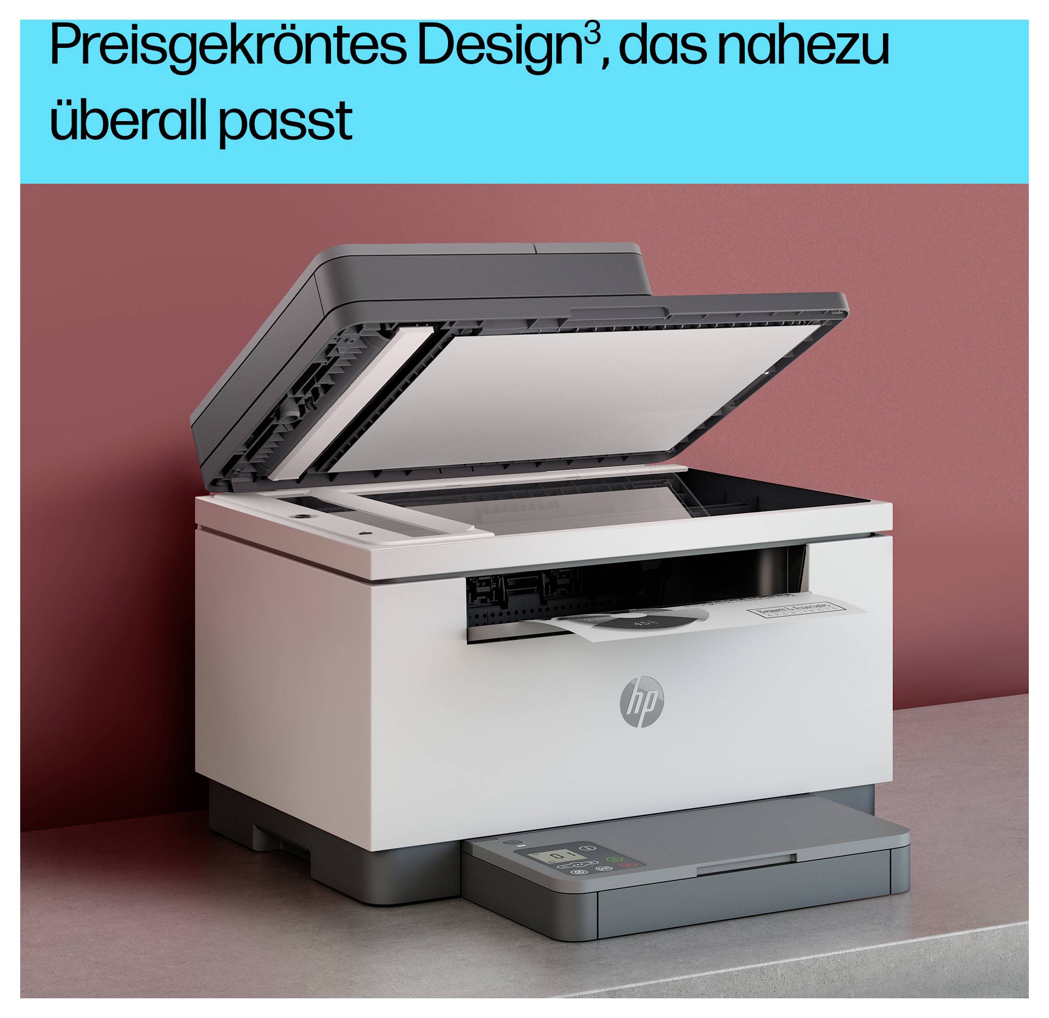 HP Multifunktionsdrucker mit geöffnetem Scannerdeckel neben dem Slogan „Preisgekröntes Design, das nahezu überall passt"