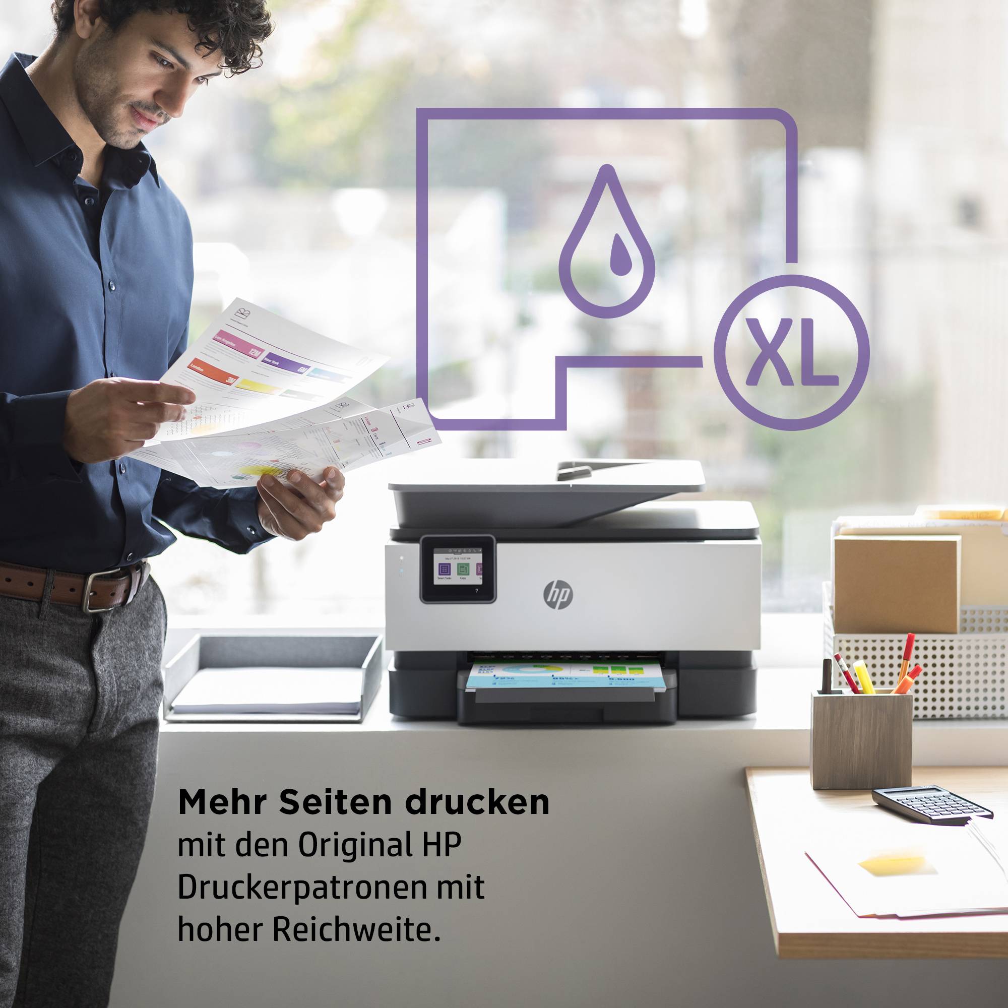 Ein Mann schaut auf Dokumente neben einem HP Drucker. Text: 'Mehr Seiten drucken mit den Original HP Druckerpatronen mit hoher Reichweite.'
