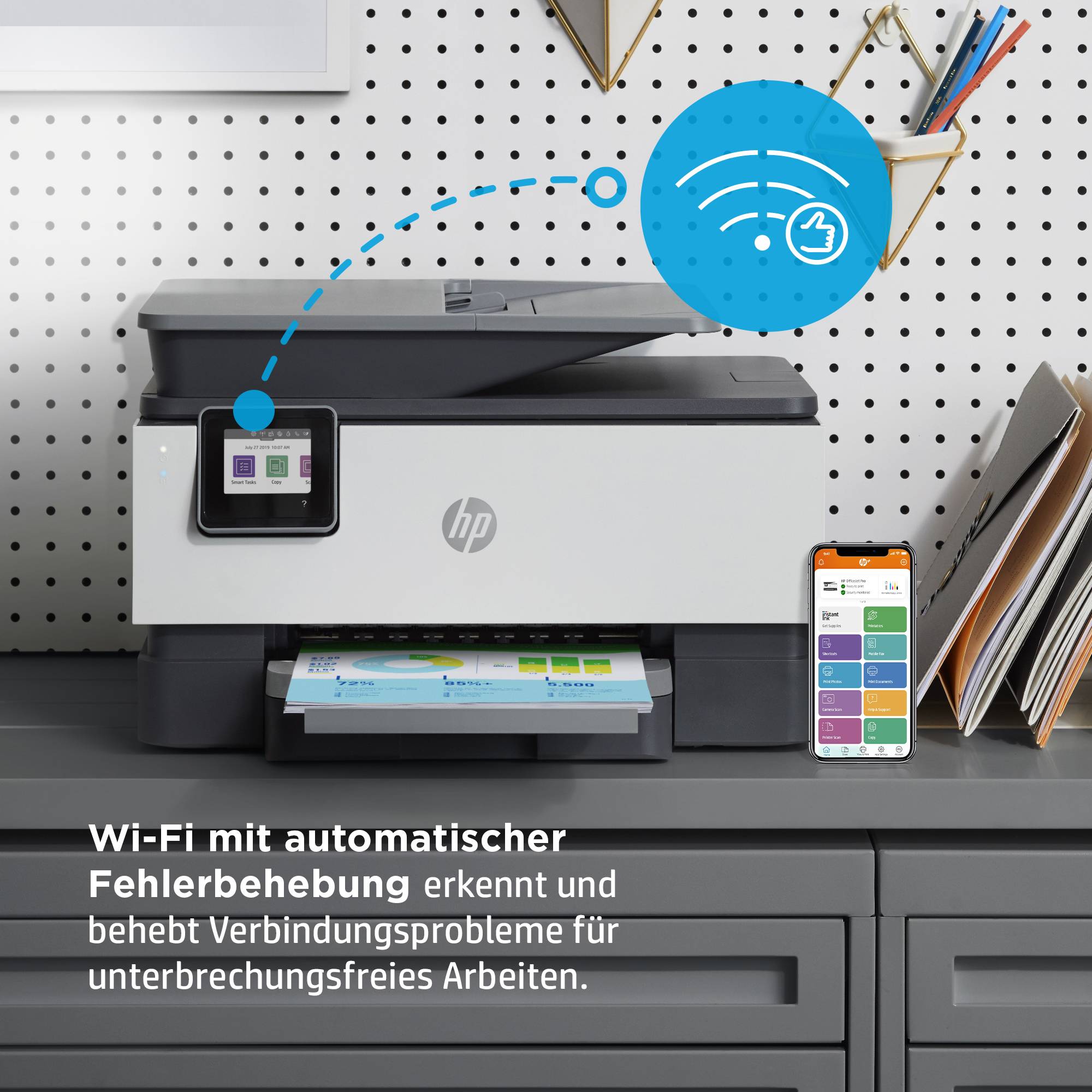 Ein Drucker auf einem Schreibtisch, verbunden mit einem Smartphone. Text daneben beschreibt die Wi-Fi-Funktion zur Fehlerbehebung.