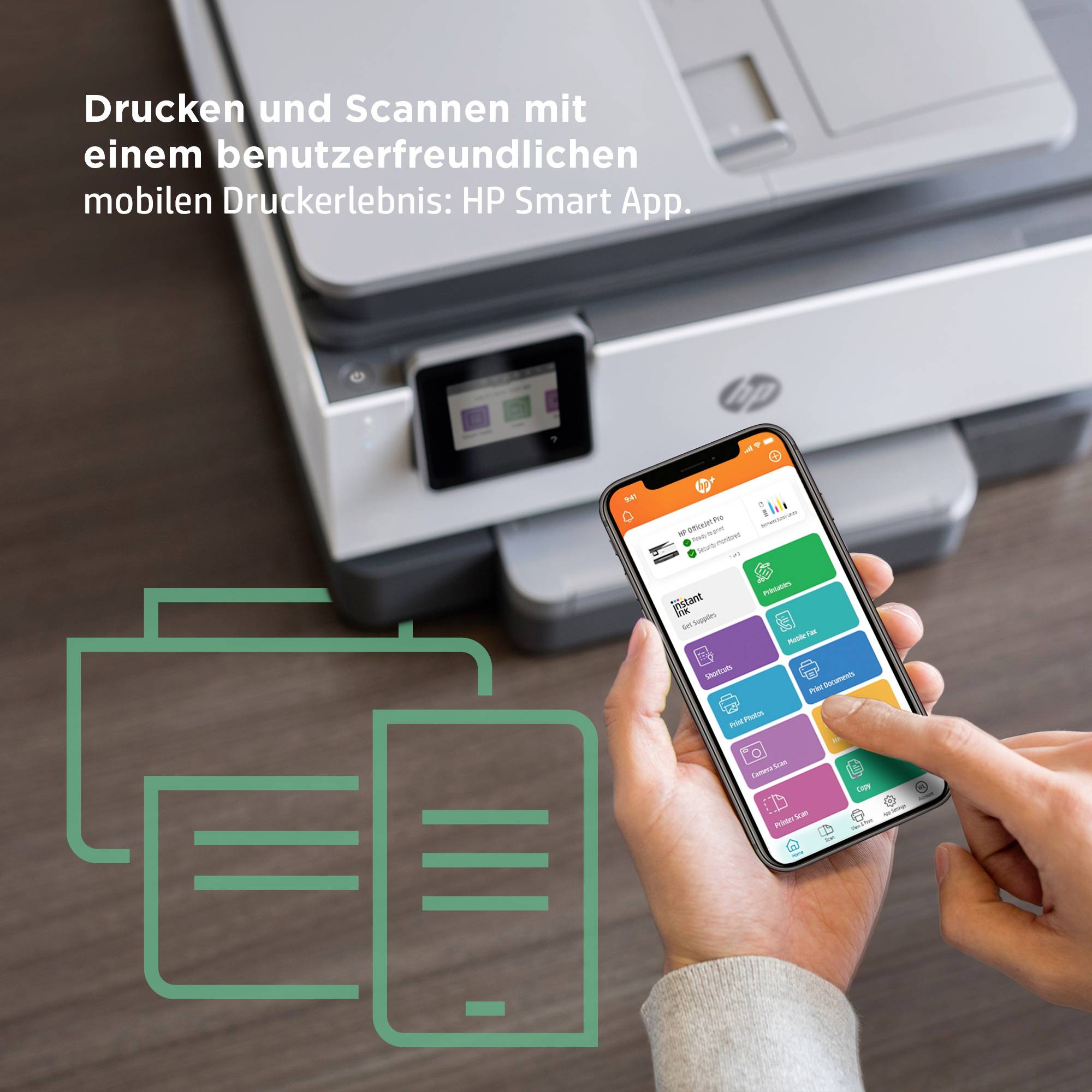 Eine Person hält ein Smartphone mit geöffneter HP Smart App. Im Hintergrund steht ein Drucker. Text auf dem Bild: 'Drucken und Scannen mit einem benutzerfreundlichen mobilen Druckerlebnis: HP Smart App.'