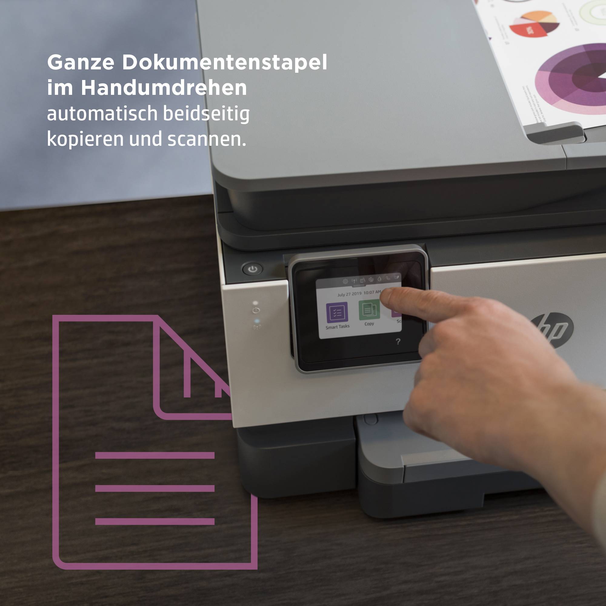 Eine Hand legt ein Dokument in einen Drucker. Text: 'Ganze Dokumentenstapel im Handumdrehen automatisch beidseitig kopieren und scannen.'