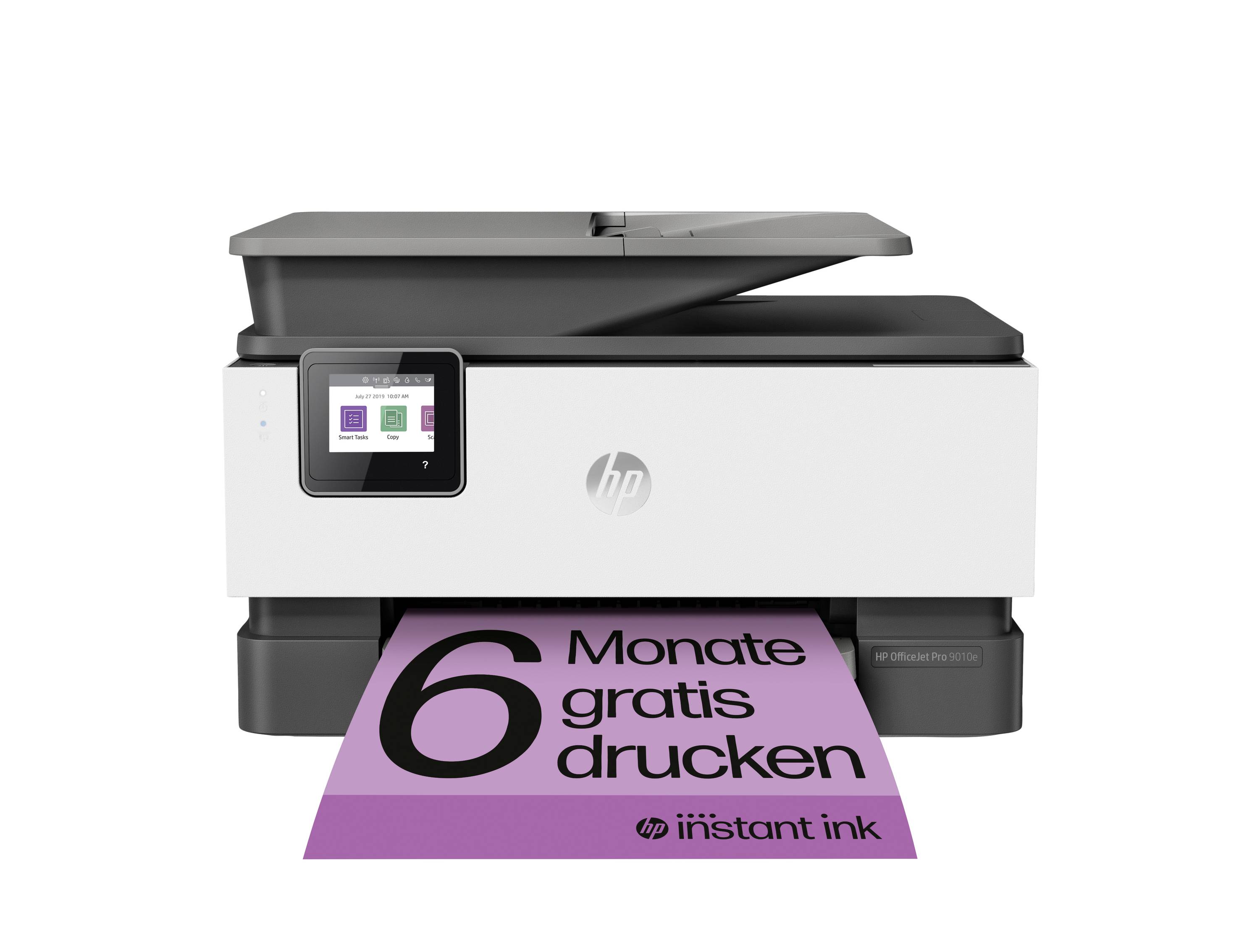 Ein Drucker, der ein Blatt Papier mit der Aufschrift '6 Monate gratis drucken mit HP Instant Ink' ausdruckt.