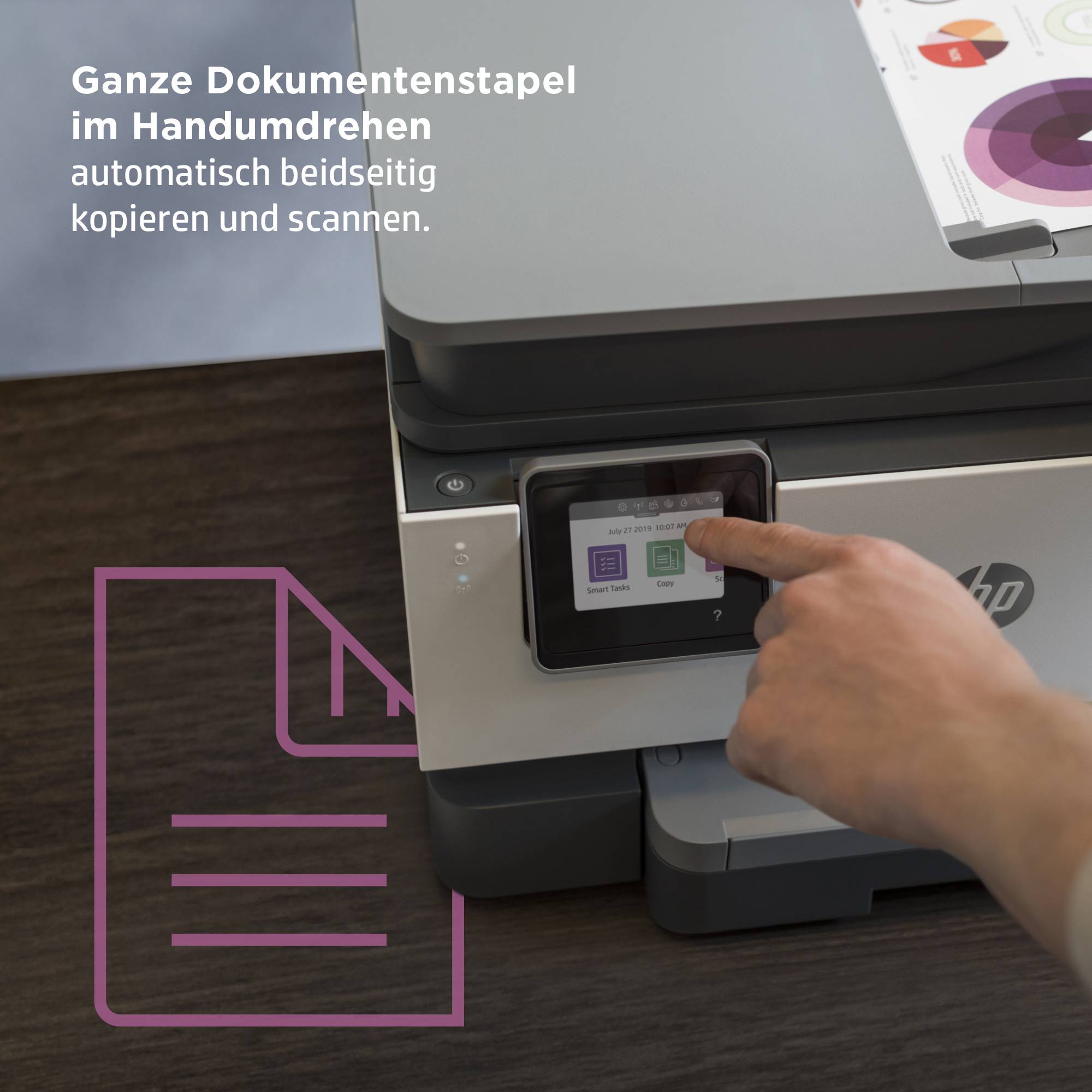 Eine Person bedient einen Drucker mit Touchscreen, um Dokumentenstapel automatisch beidseitig zu scannen und kopieren.