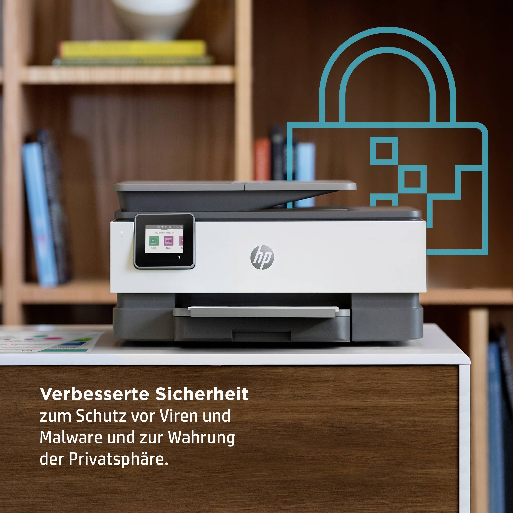 Ein Drucker steht auf einem Tisch mit Text: 'Verbesserte Sicherheit zum Schutz vor Viren und Malware und zur Wahrung der Privatsphäre.' Im Hintergrund ist ein Schloss-Symbol zu sehen.