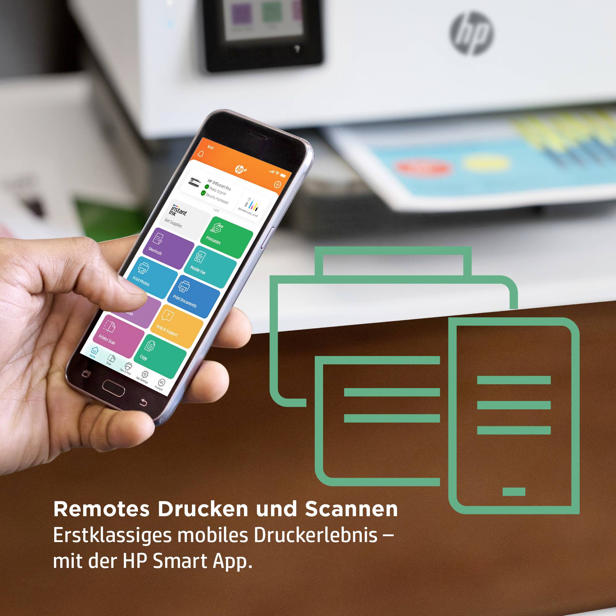 Hand hält ein Smartphone mit geöffneter Drucker-App vor einem Drucker. Text: 'Remotes Drucken und Scannen. Erstklassiges mobiles Druckerlebnis mit der HP Smart App.'