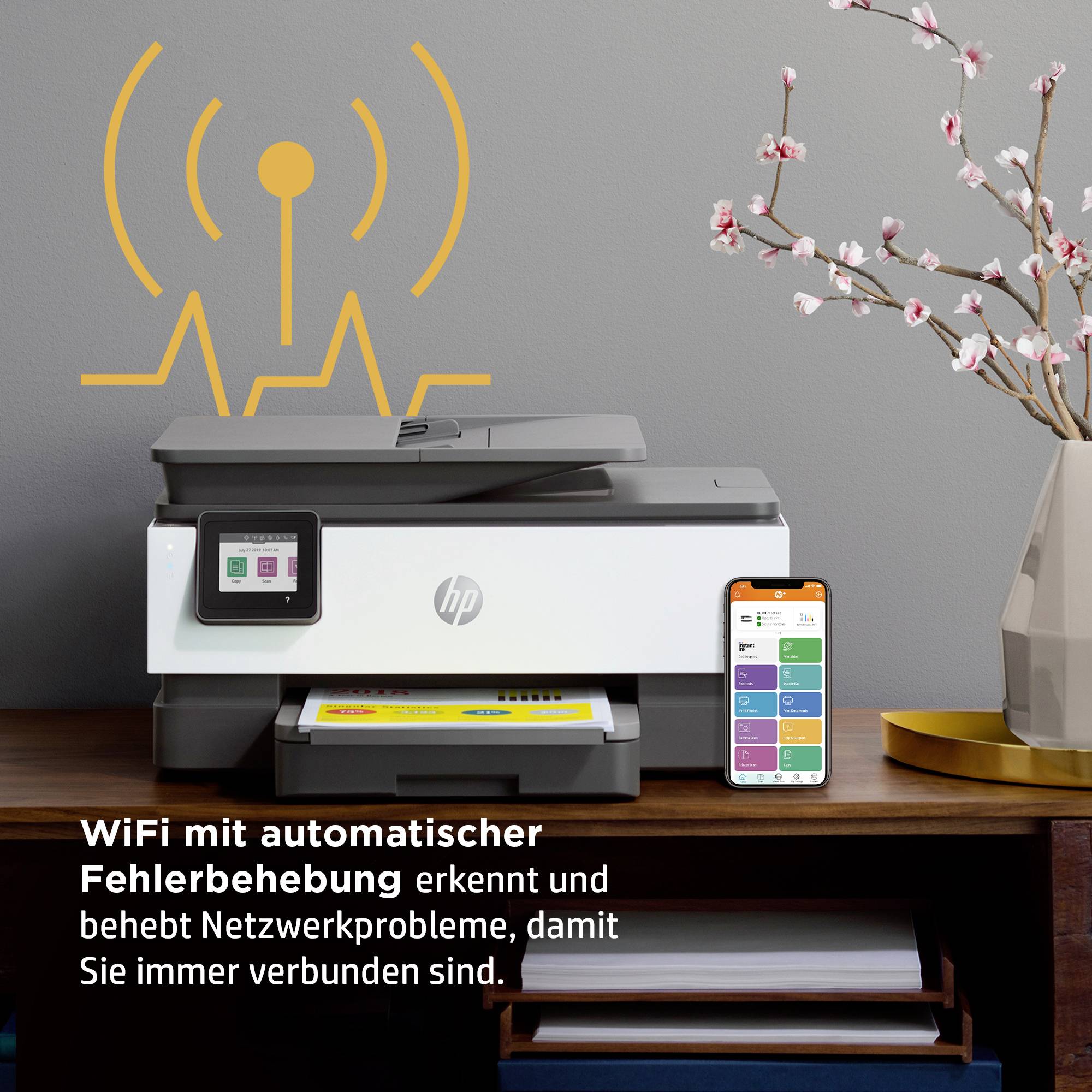 Drucker mit Smartphone zeigt Netzwerksignal. Text unten: 'WiFi mit automatischer Fehlerbehebung erkennt und behebt Netzwerkprobleme, damit Sie immer verbunden sind.'