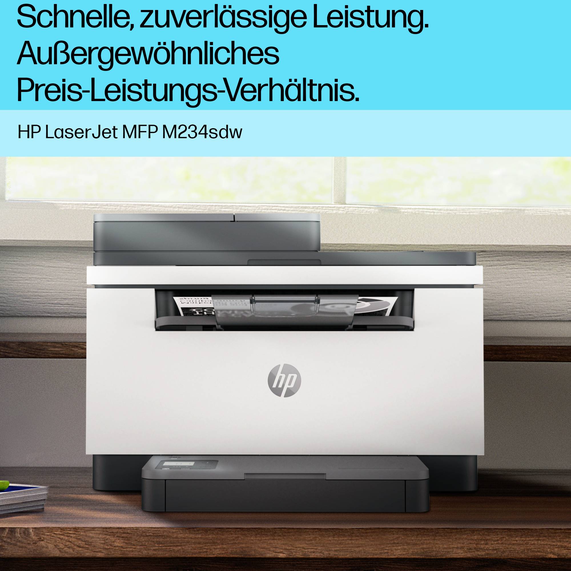 Drucker auf einem Tisch mit der Aufschrift 'Schnelle, zuverlässige Leistung. Preis-Leistungs-Verhältnis. HP LaserJet MFP M234sdw'.