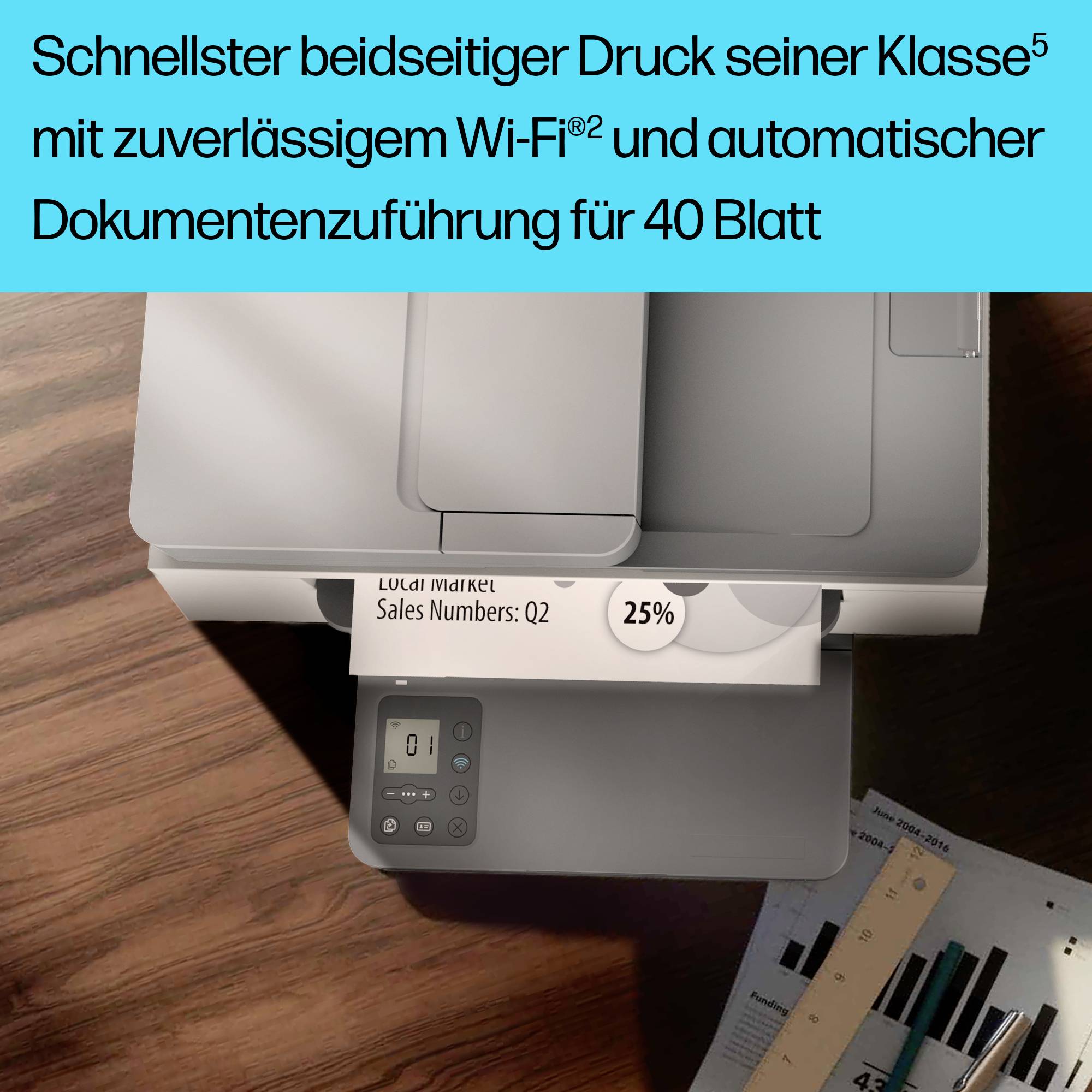 'Drucker in Büro mit Ausrichtung auf schnellen beidseitigen Druck, zuverlässigem WLAN und automatischer Dokumentenzufuhr für 40 Blatt.'