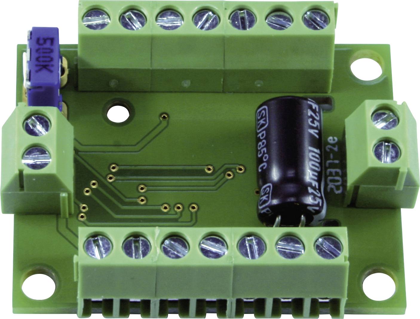 Elektronische Schaltung mit grüner Platine, mehreren Schraubklemmen, Widerstand und Kondensator, zur Steuerung elektronischer Signale.