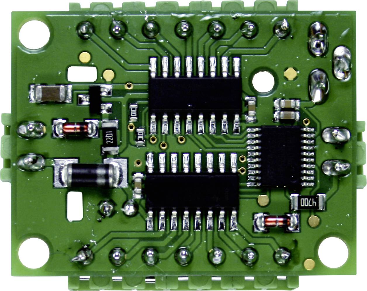 Grüne Platine mit mehreren integrierten Schaltkreisen und elektronischen Bauteilen, einschließlich Stecker und Widerstände.