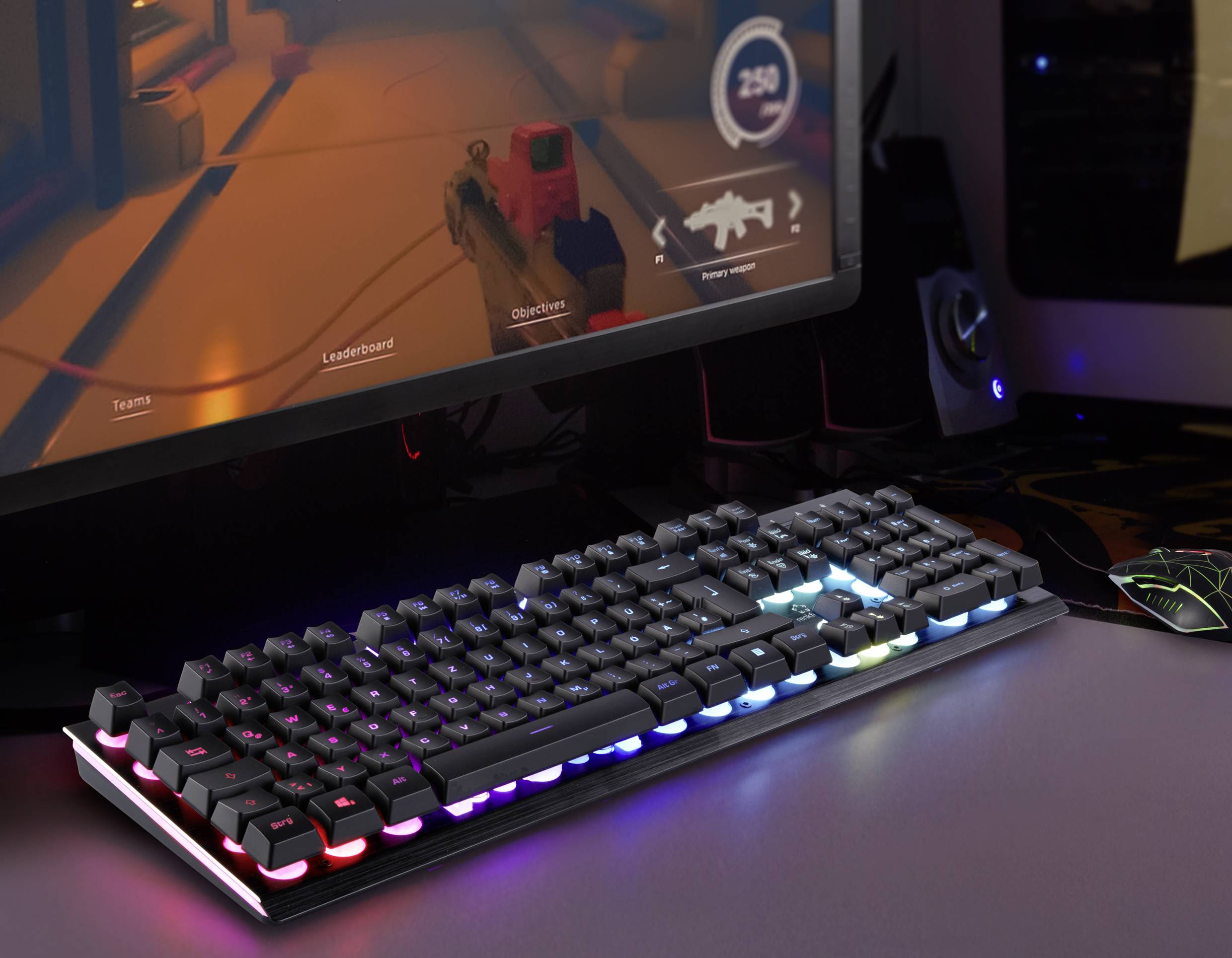 Ein Gaming-Setup mit beleuchteter Tastatur und Maus vor einem Monitor, der ein Actionspiel zeigt.