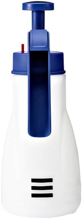 Eine weiße Flasche mit blauem Griff und Druckknopf, vermutlich ein Sprühgerät, steht aufrecht.