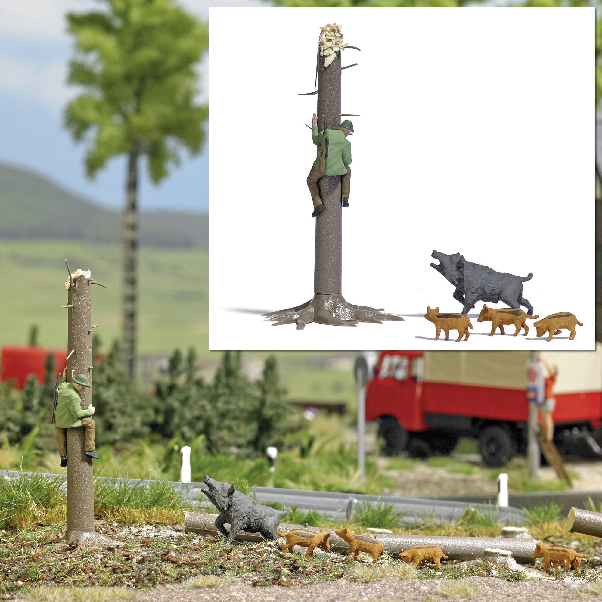 Kleine Figur klettert auf Baumstamm, während Wildschwein von Füchsen verfolgt wird. Hintergrund zeigt Landschaft mit LKW.