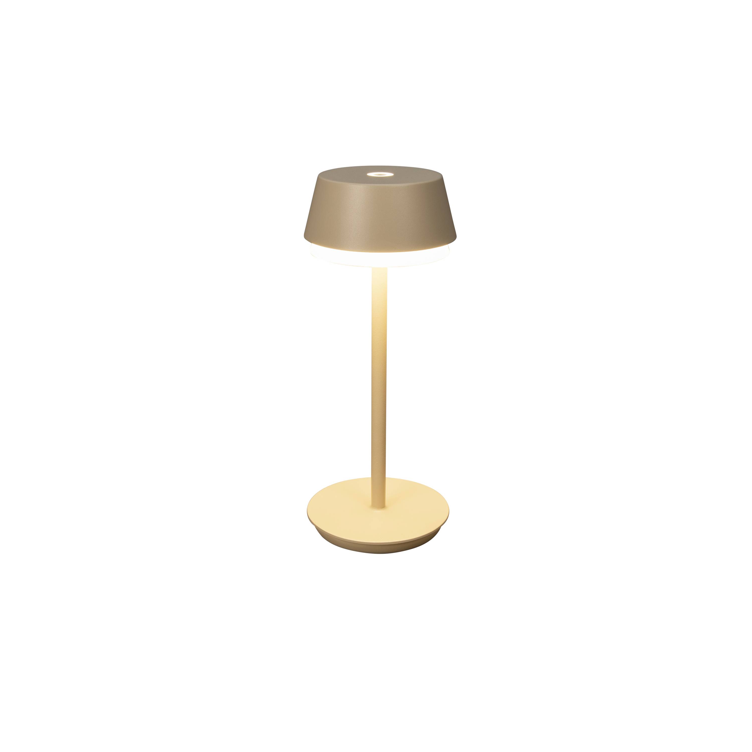 Eine moderne Tischlampe mit runder Basis und braunem Lampenschirm leuchtet.