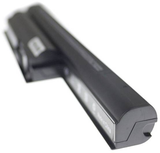 Schwarzer, zylindrischer Laptop-Akku in Nahaufnahme. Bezeichnet mit technischen Spezifikationen und Anweisungen.