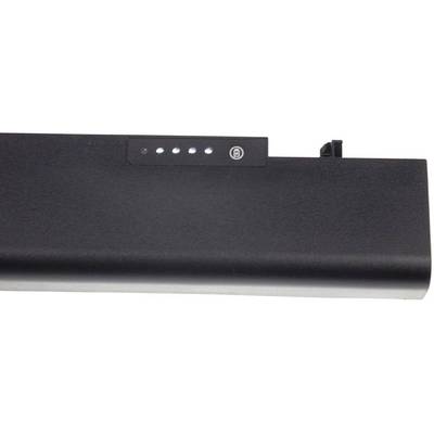 Ein schwarzer Laptop-Akku mit einem Knopf und vier kleinen LED-Leuchten, die den Ladezustand anzeigen.