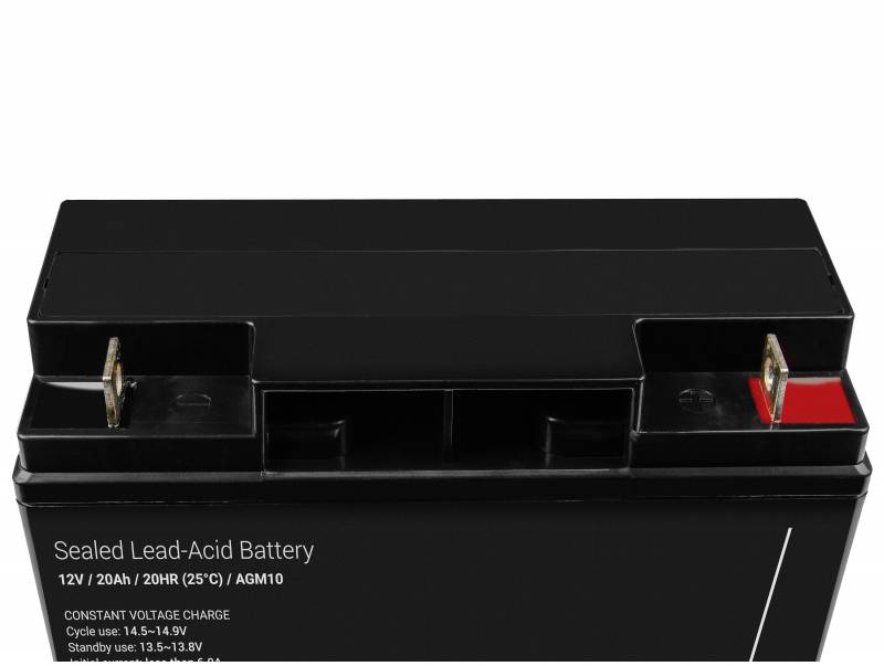 Schwarze Blei-Säure-Batterie mit zwei Anschlüssen oben. Text auf der Batterie weist auf Spannung von 12V und Kapazität von 20Ah hin.