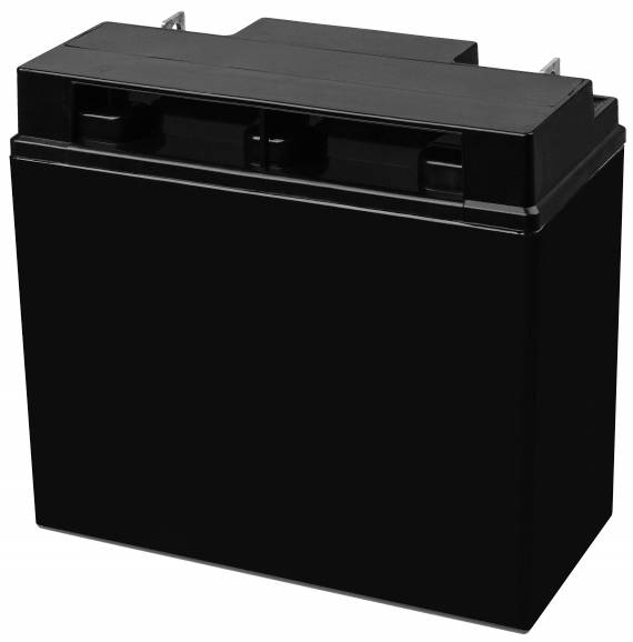 Eine schwarze, rechteckige Autobatterie auf neutralem Hintergrund. Sie hat zwei sichtbare Pole oben und ist einfach gestaltet.