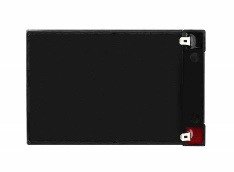 'Schwarzer rechteckiger Akku mit zwei Metallanschlüssen oben rechts.'