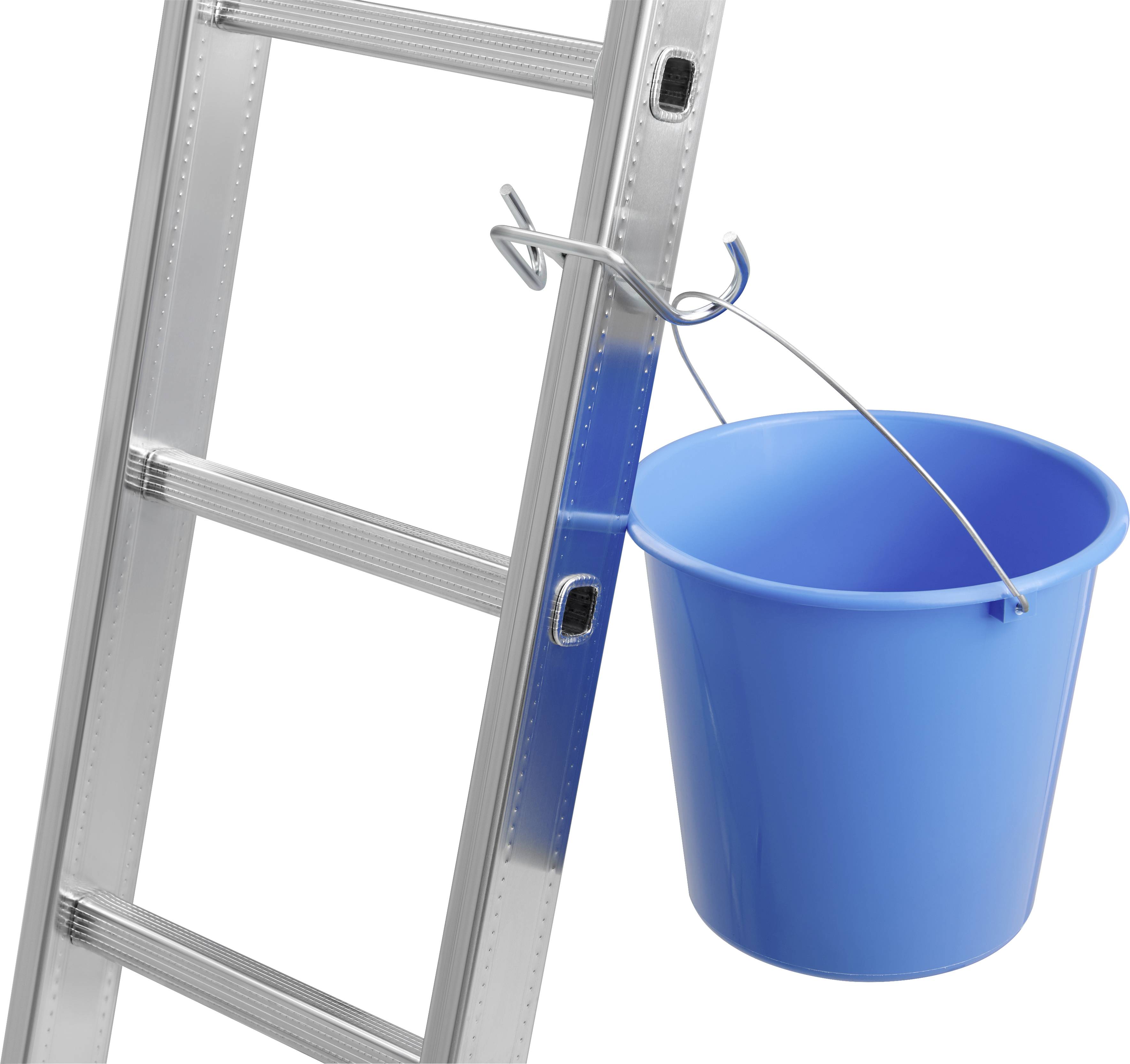 Eine Aluminiumleiter mit einem blauen Eimer, der an einem Haken an der Leiter befestigt ist.