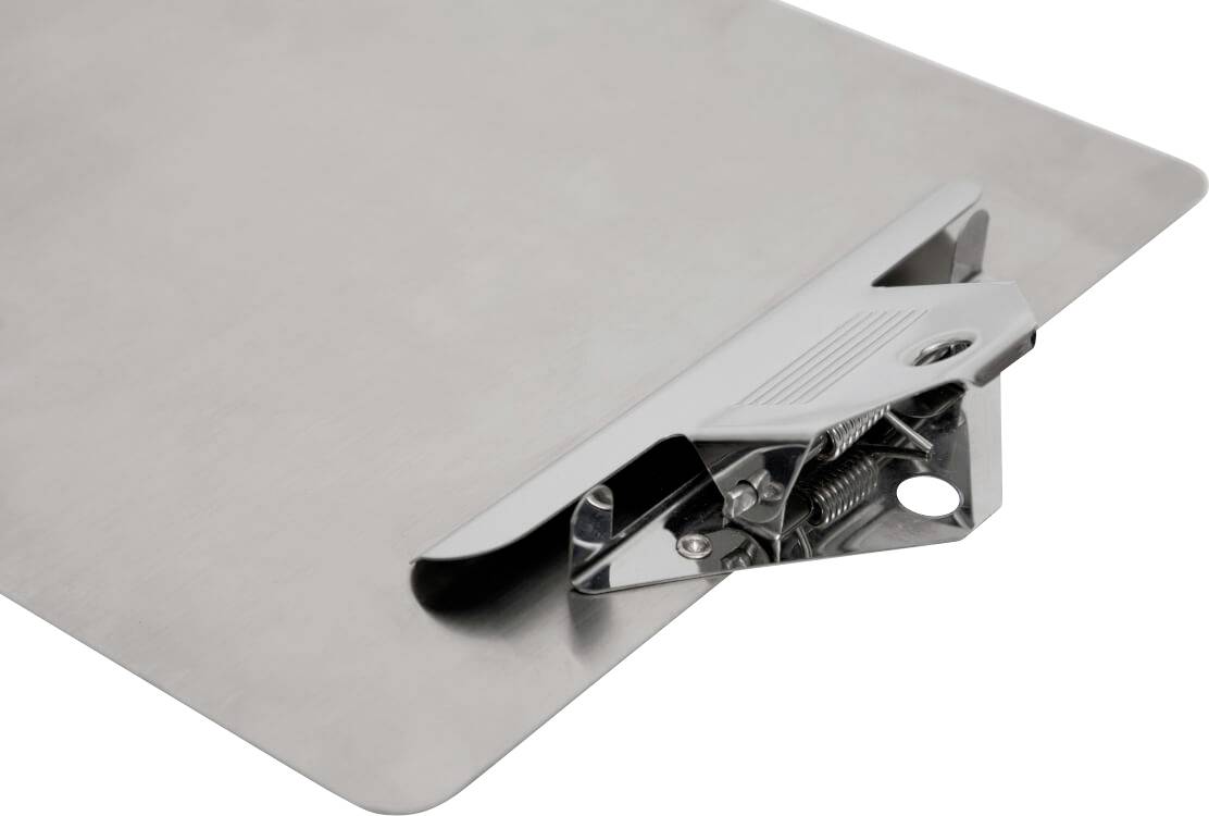 Silberne Klemmbrett mit Metallklammer, ideal zum Festhalten von Papierdokumenten.