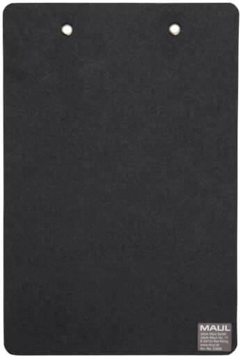 Schwarzes Klemmbrett mit zwei runden Öffnungen oben; unten rechts ist das MAUL-Logo sichtbar.