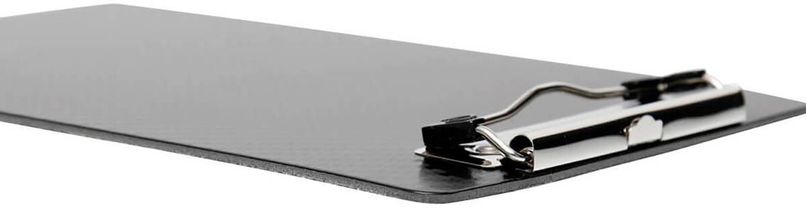 Schwarzes Klemmbrett mit Metallklemme, flach liegend, Seitenansicht.