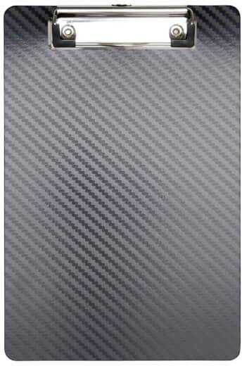 Ein Klemmbrett mit einem karbonfaserähnlichen Muster und einer silbernen Klemme oben.