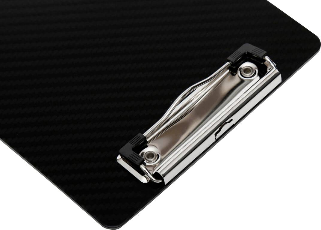 Schwarzes Klemmbrett mit Metallklemme, ideal zum Halten von Papier in Büroumgebungen.