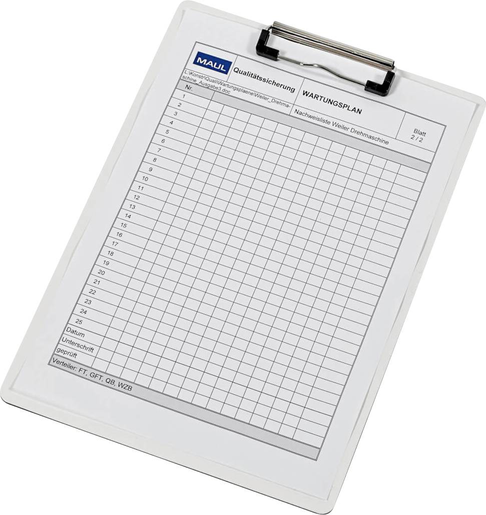 Ein Wartungsplan auf einem Klemmbrett zeigt ein Raster mit Spalten für Datum und Wartungsaufgaben. Oben steht 'MAUL Qualitätssicherung'.